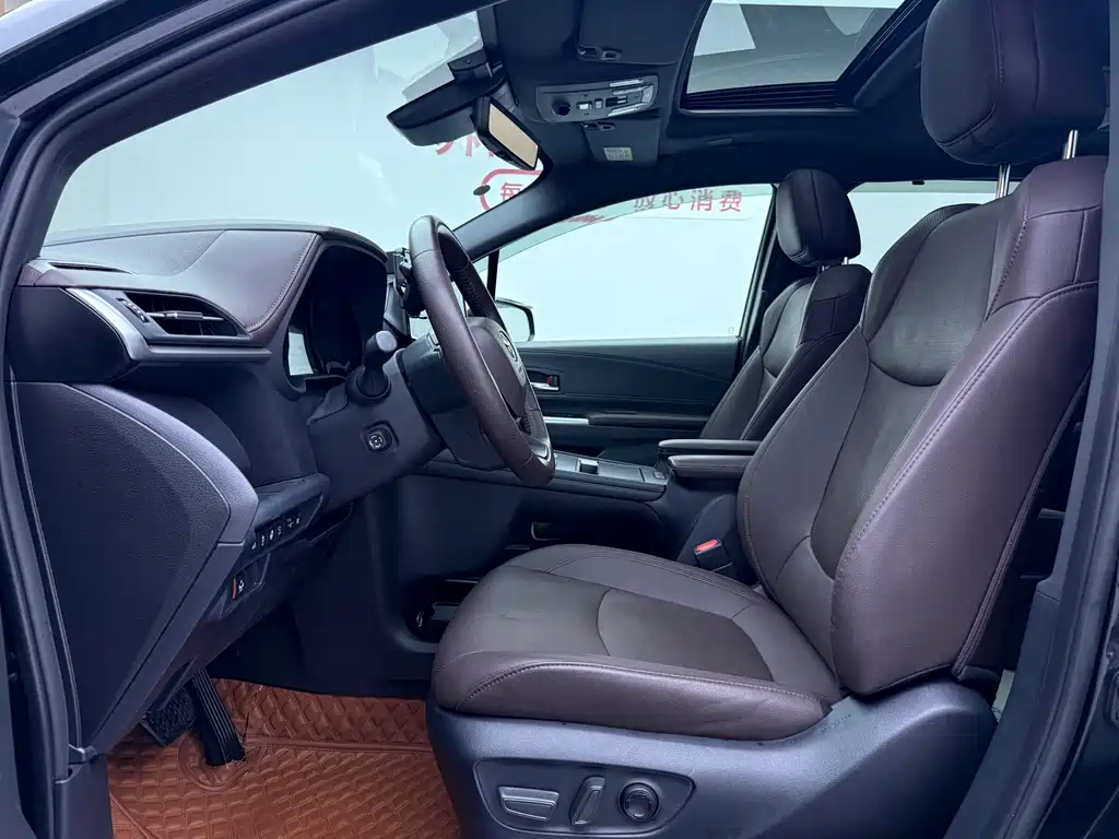 Granvia 2.5 L Hybrid Flagship