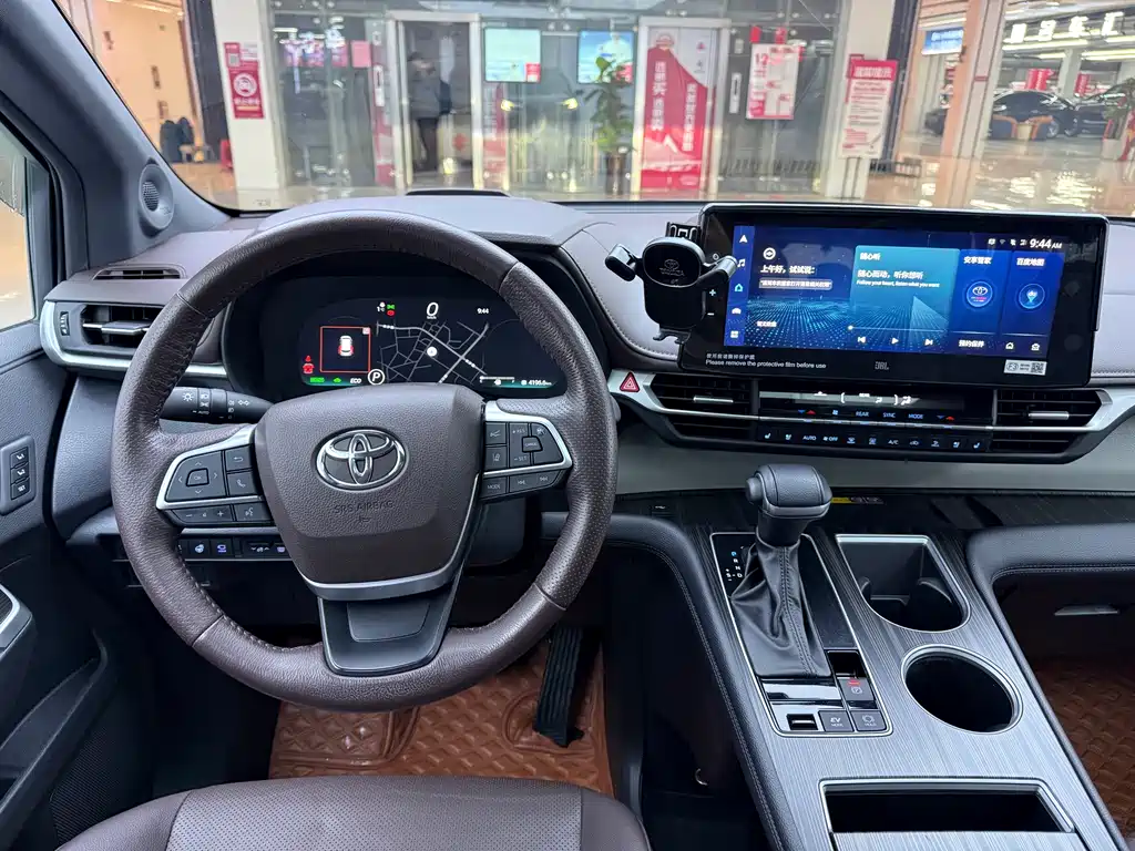 Granvia 2.5 L Hybrid Flagship