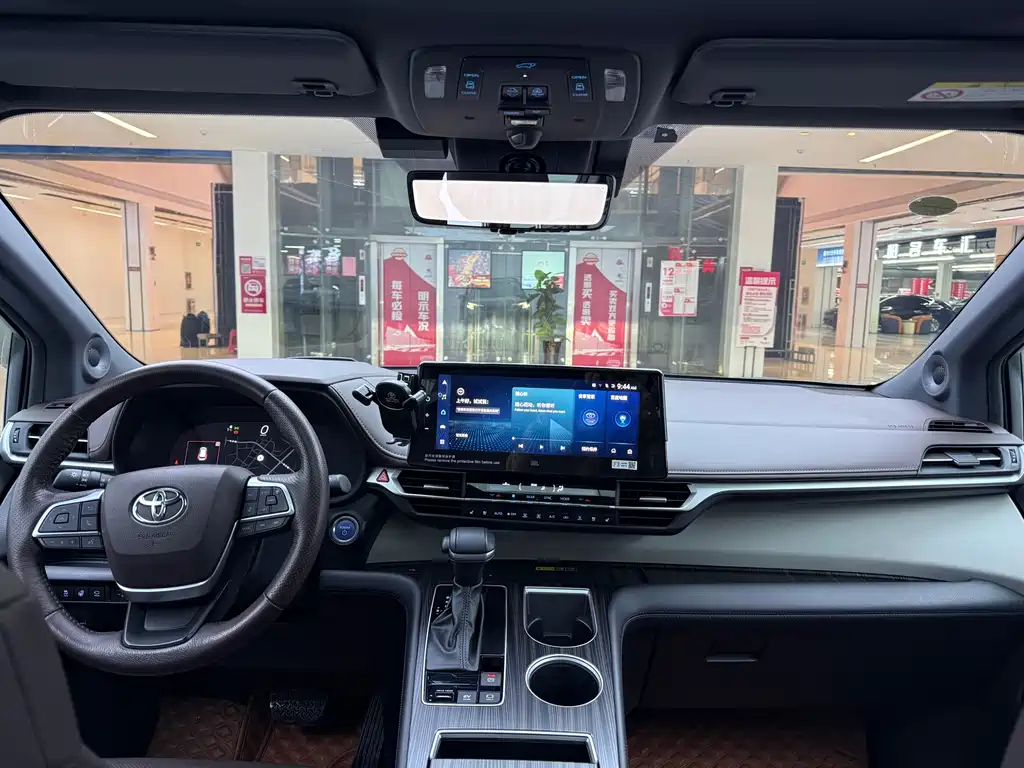 Granvia 2.5 L Hybrid Flagship