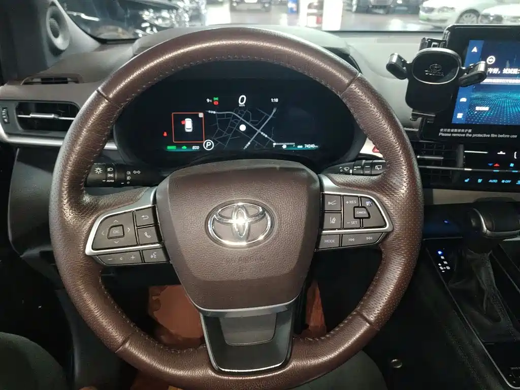 Granvia 2.5 L Hybrid Flagship