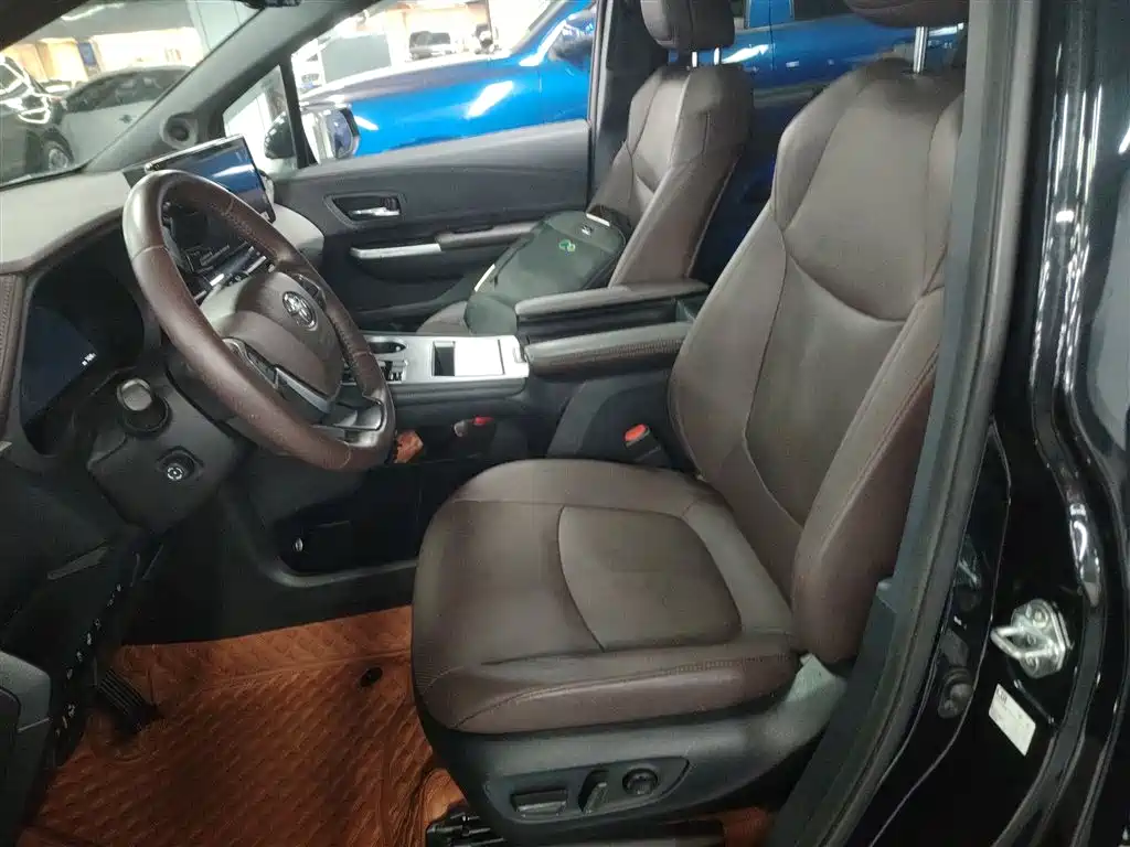 Granvia 2.5 L Hybrid Flagship