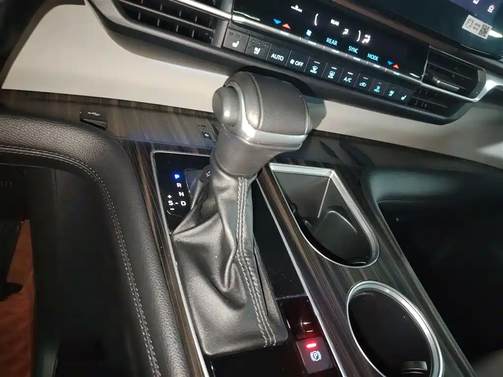 Granvia 2.5 L Hybrid Flagship