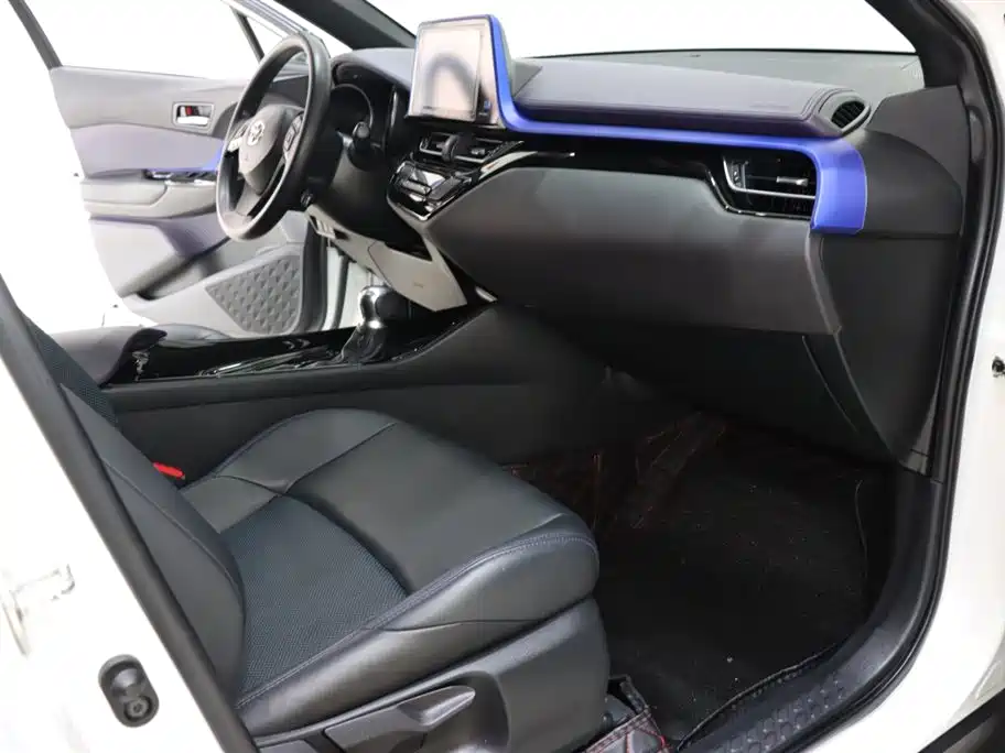 Toyota C-HR 2.0 L Leading