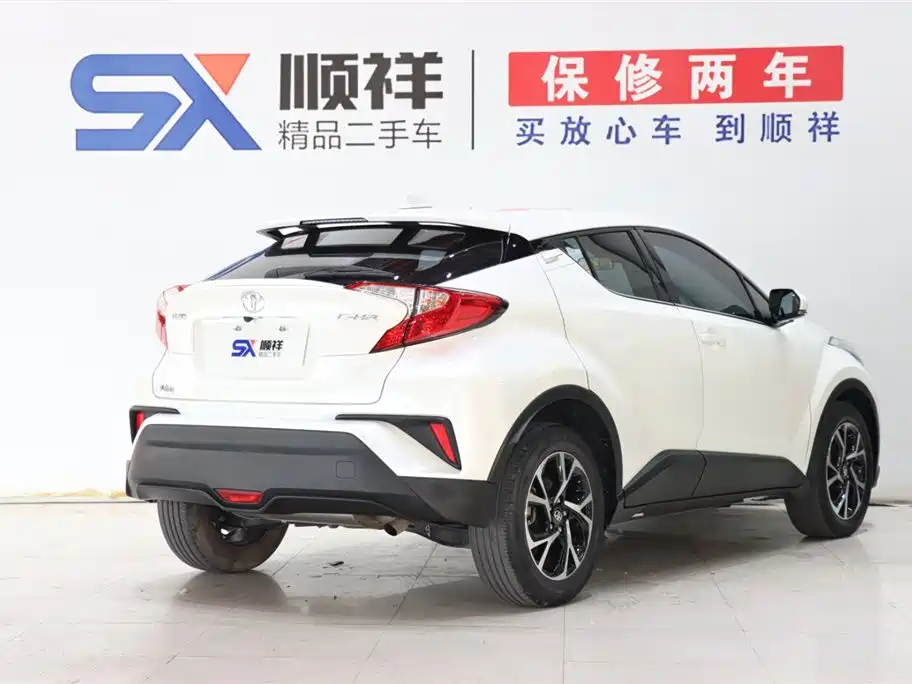 Toyota C-HR 2.0 L Leading