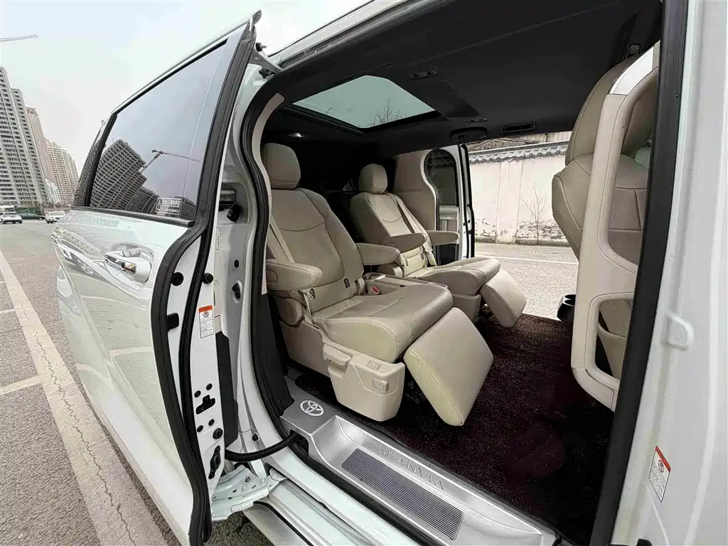 Granvia 2.5 L Hybrid Distinguished PLUS