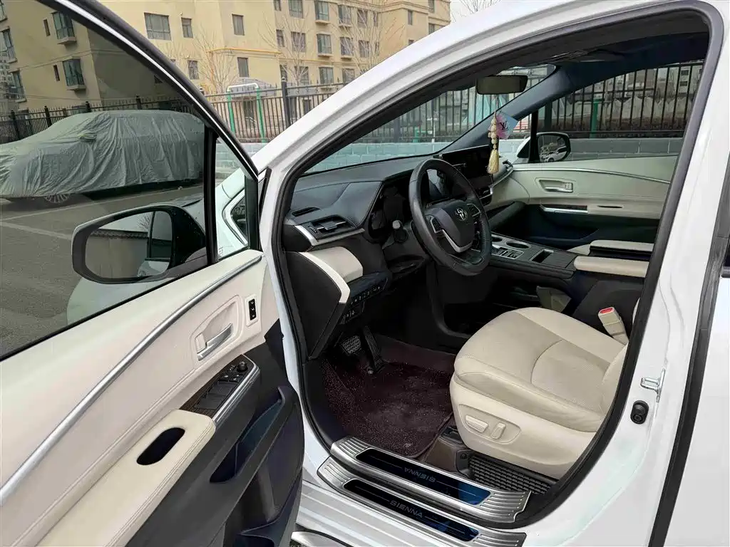 Granvia 2.5 L Hybrid Distinguished PLUS