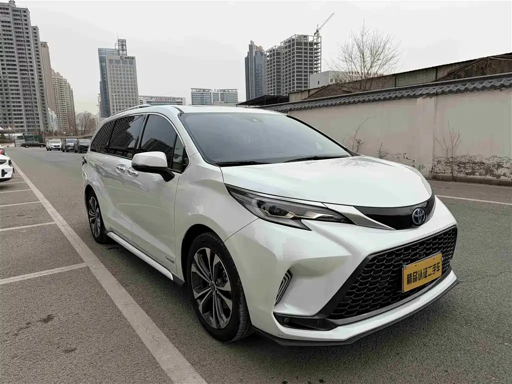 Granvia 2.5 L Hybrid Distinguished PLUS