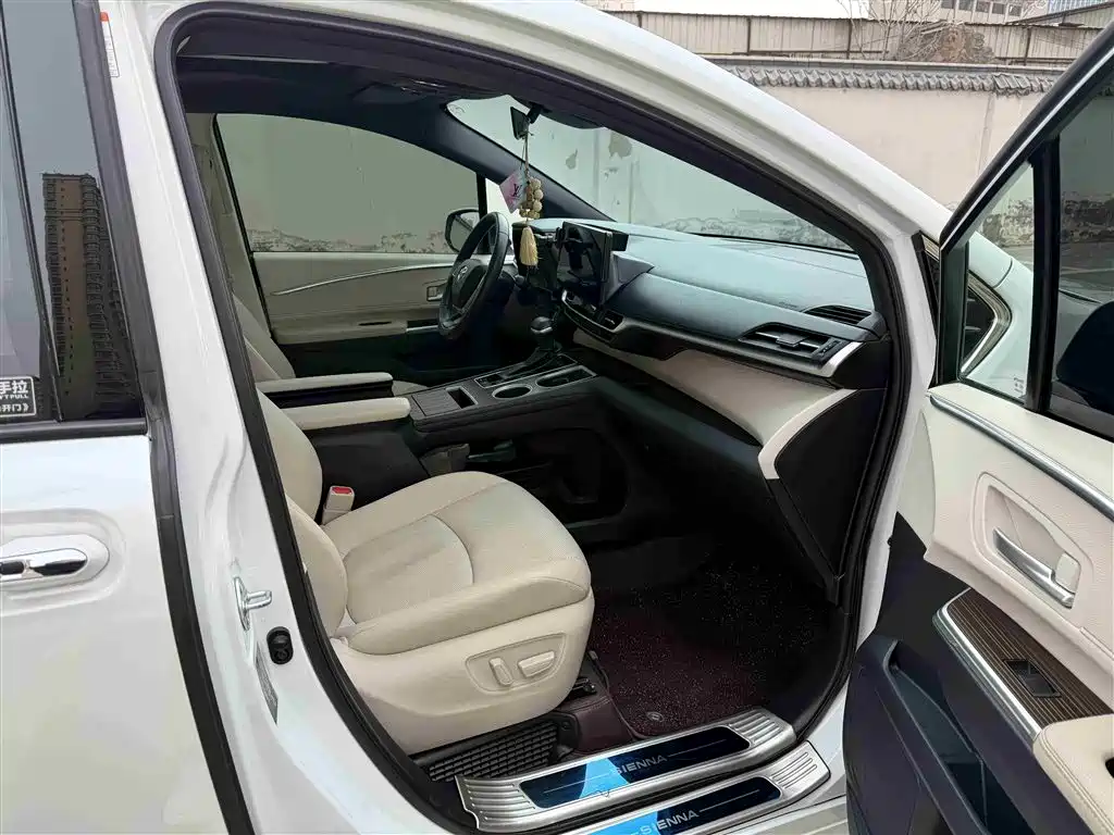 Granvia 2.5 L Hybrid Distinguished PLUS