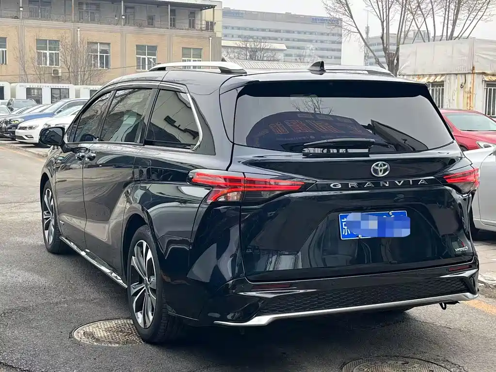 Granvia 2.5 L Hybrid Flagship