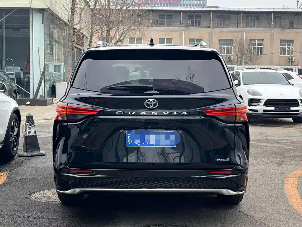 Granvia 2.5 L Hybrid Flagship