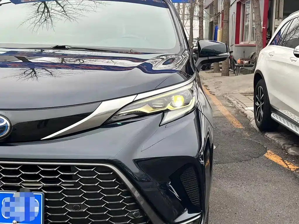 Granvia 2.5 L Hybrid Flagship