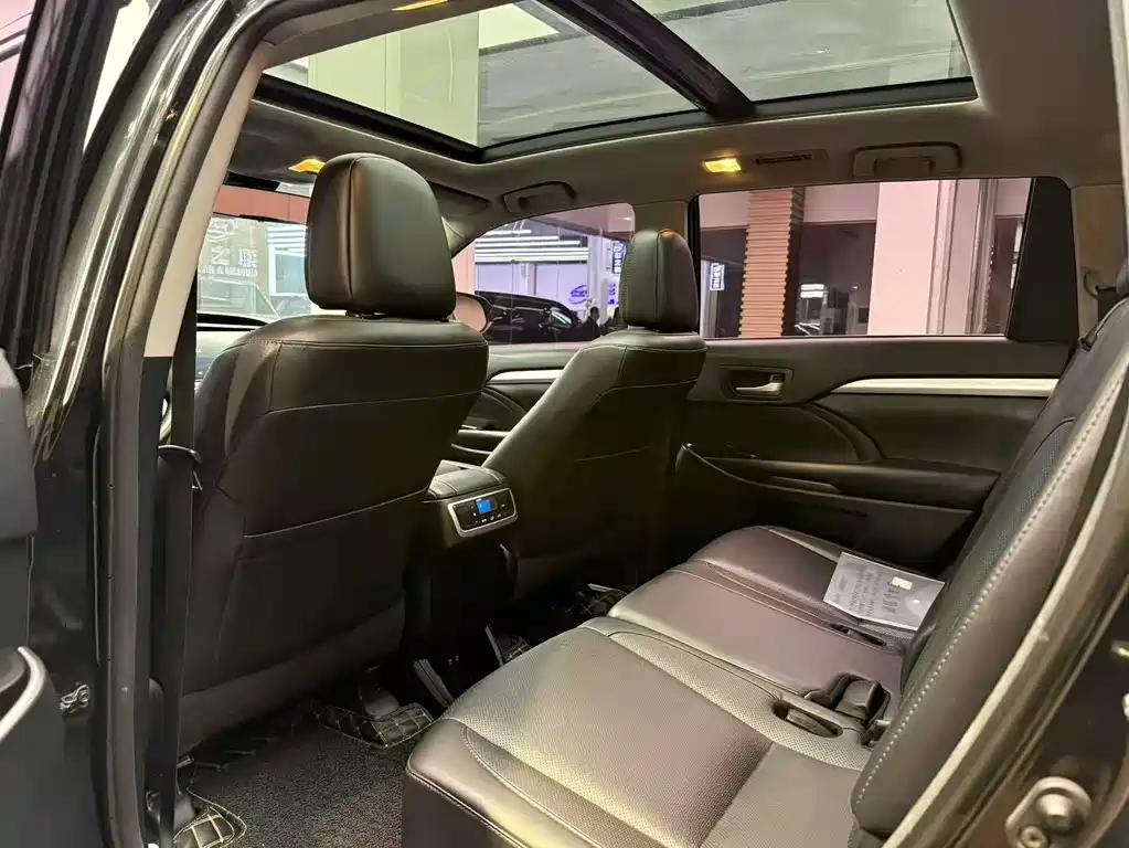 Highlander 2.0 T 4 WD Distinguished 7-seat CN-V