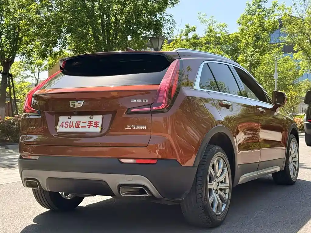 Cadillac XT4 28 T 4 WD Leading