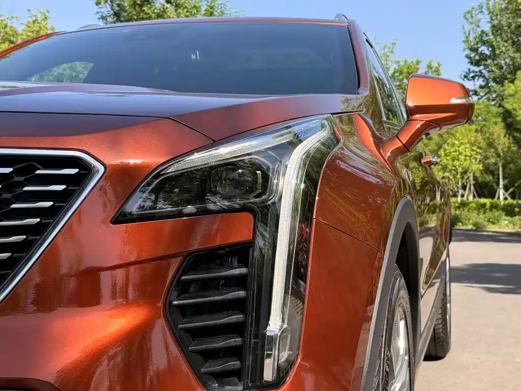 Cadillac XT4 28 T 4 WD Leading