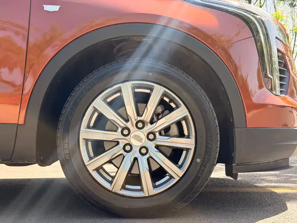 Cadillac XT4 28 T 4 WD Leading