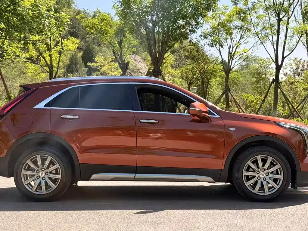 Cadillac XT4 28 T 4 WD Leading
