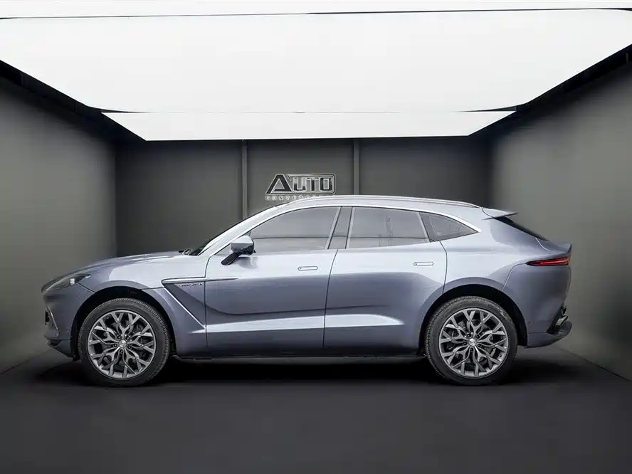 Aston Martin DBX 3.0 T STRAIGHT-SIX