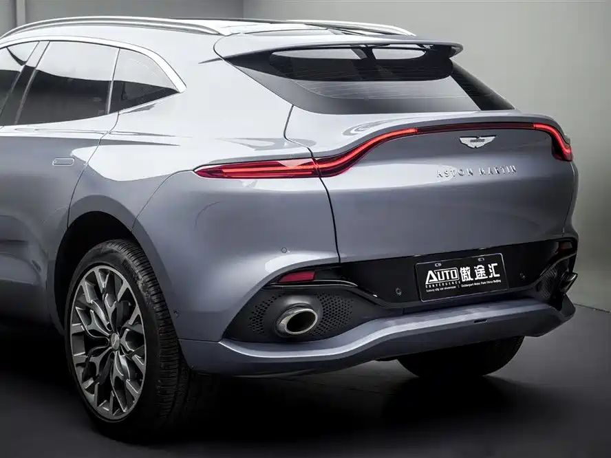Aston Martin DBX 3.0 T STRAIGHT-SIX