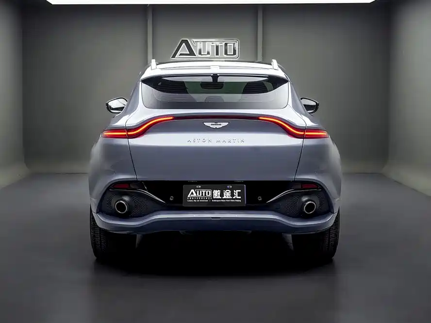 Aston Martin DBX 3.0 T STRAIGHT-SIX