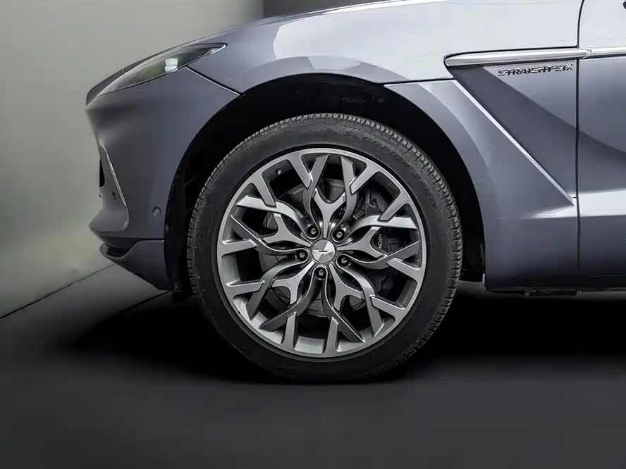 Aston Martin DBX 3.0 T STRAIGHT-SIX
