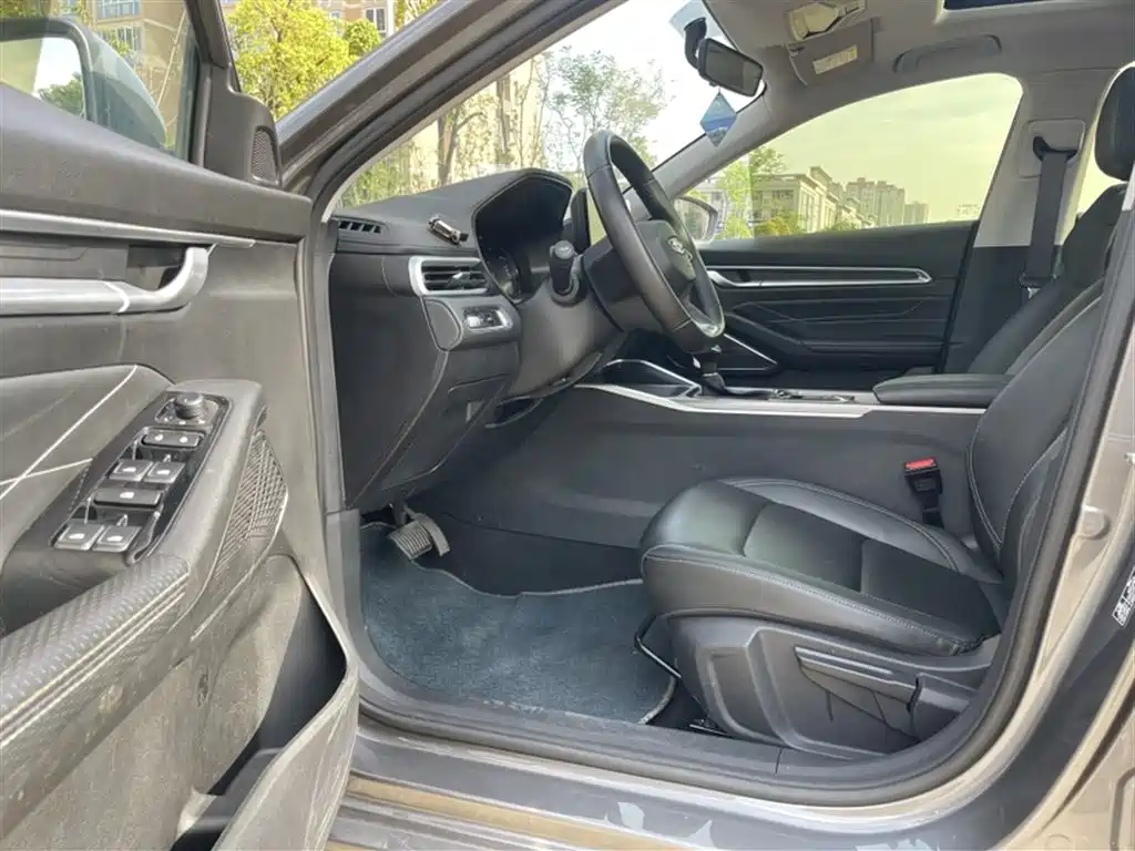 Emgrand 4 th Gen 1.5 L CVT Distinguished