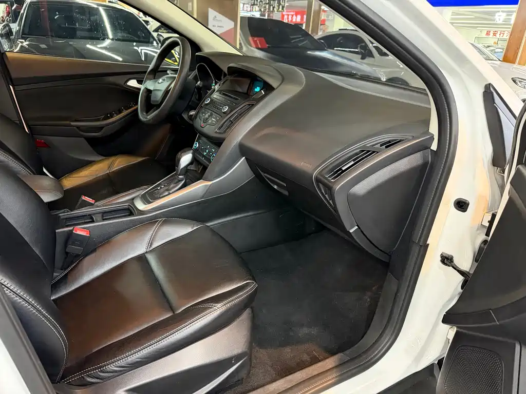 Focus Hatchback 1.6 L Auto Comfort