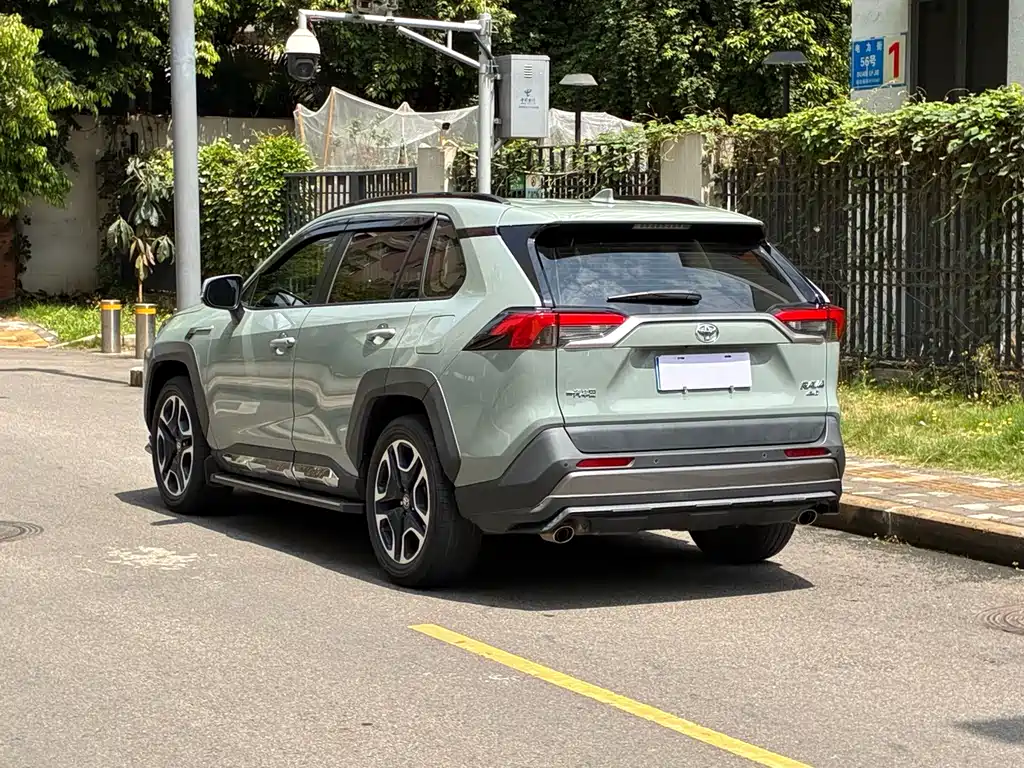 RAV4 2.0 L CVT 4 WD Distinguished