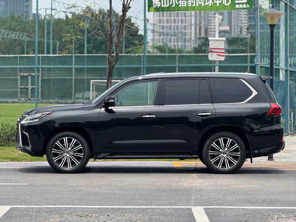 Lexus LX 570 Distinguished Luxury