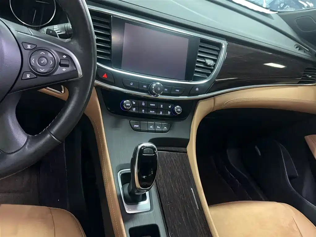 LaCrosse 28 T Luxury