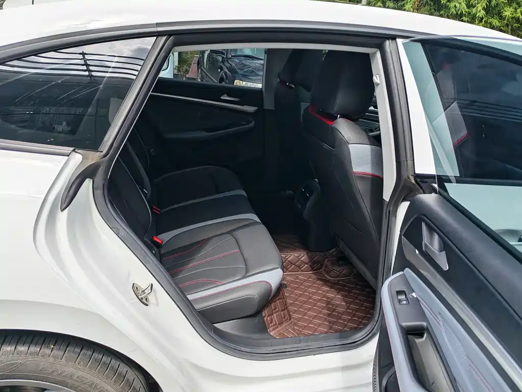 Lamando Lamando L 280 TSI DSG Dazzle Hot