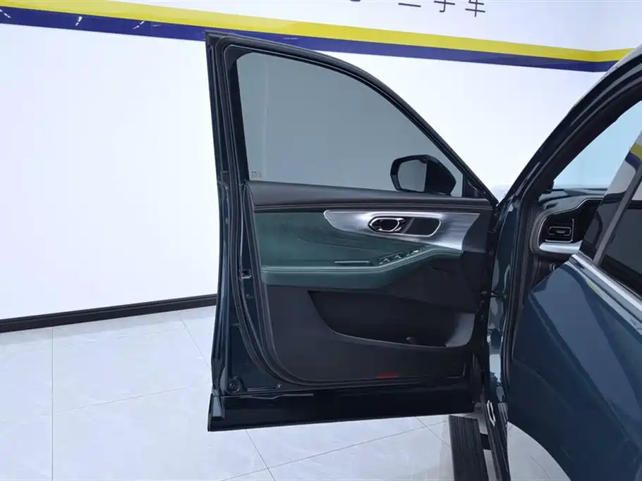 GAC Trumpchi GS8 Dual Engine Series 2.0 TM 2 WD Distinguished (7-seat)