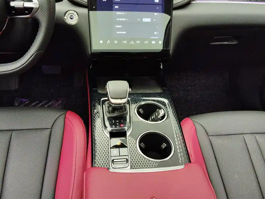 Hongqi HS3 2.0 T 2 WD