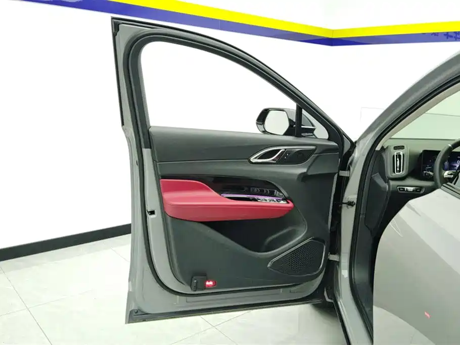 Hongqi HS3 2.0 T 2 WD