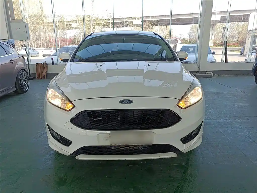 Focus Hatchback 1.6 L Auto Style Smart Travel