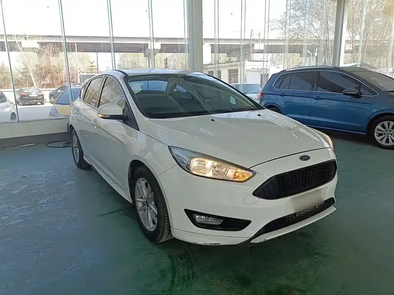 Ford Focus Hatchback 1.6 L Auto Style Smart Travel