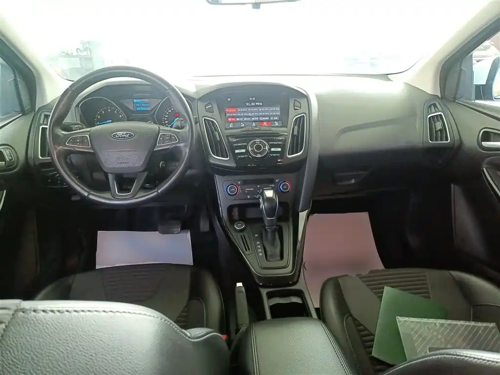 Focus Hatchback 1.6 L Auto Style Smart Travel