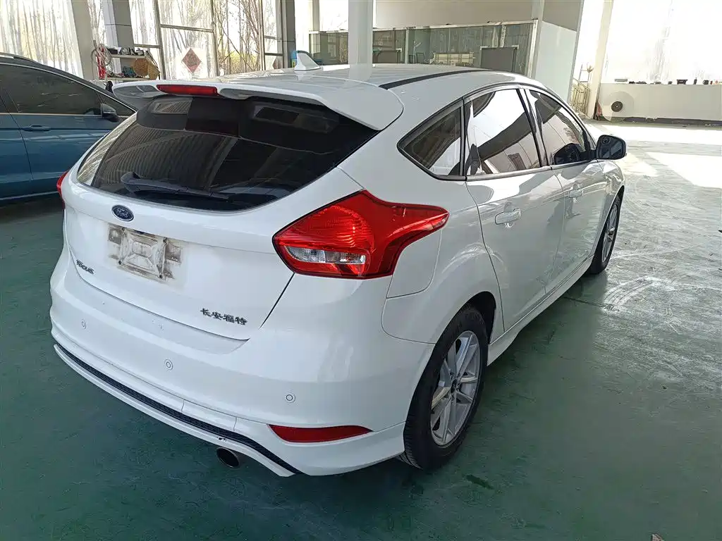 Focus Hatchback 1.6 L Auto Style Smart Travel