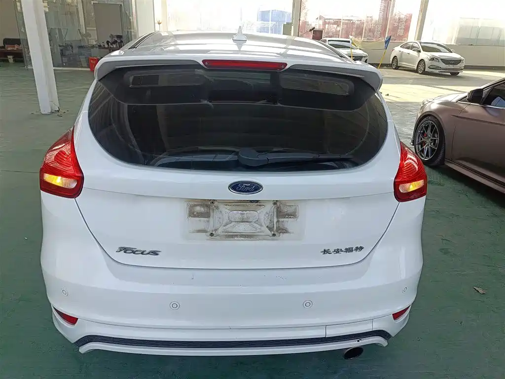 Focus Hatchback 1.6 L Auto Style Smart Travel