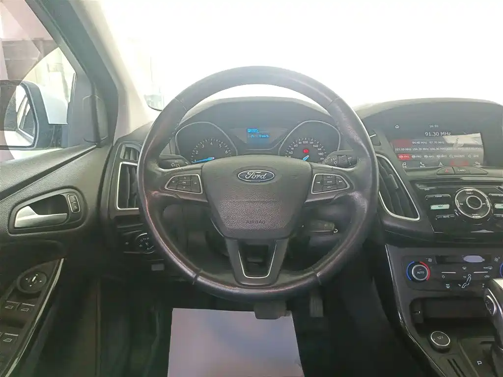 Focus Hatchback 1.6 L Auto Style Smart Travel