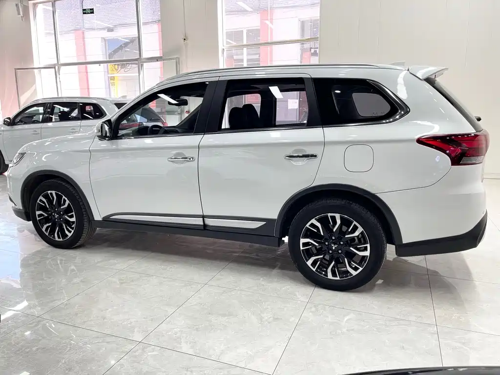 Outlander 2.4 L 4 WD Enjoyment 5-seat CN-VI