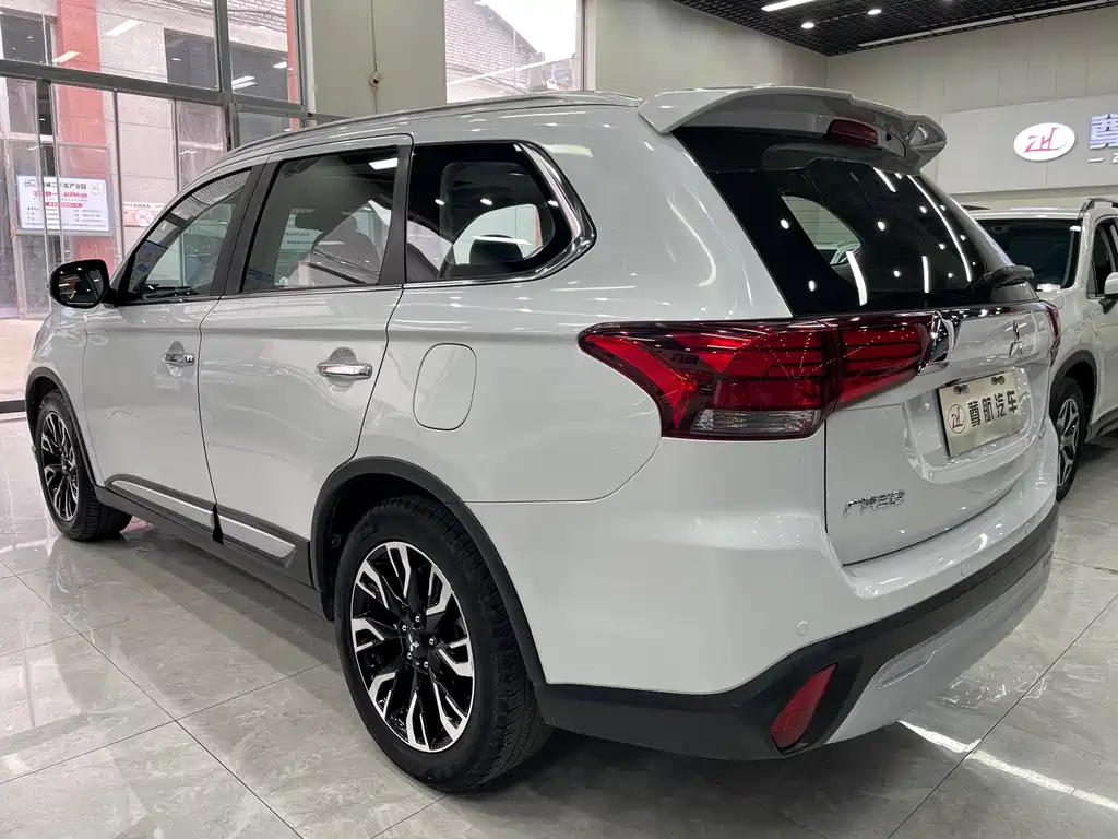 Outlander 2.4 L 4 WD Enjoyment 5-seat CN-VI