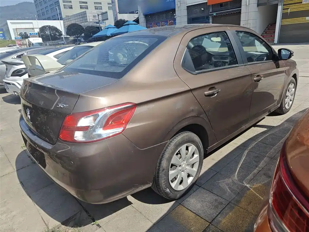 Peugeot 301 1.6 L Manual Comfort