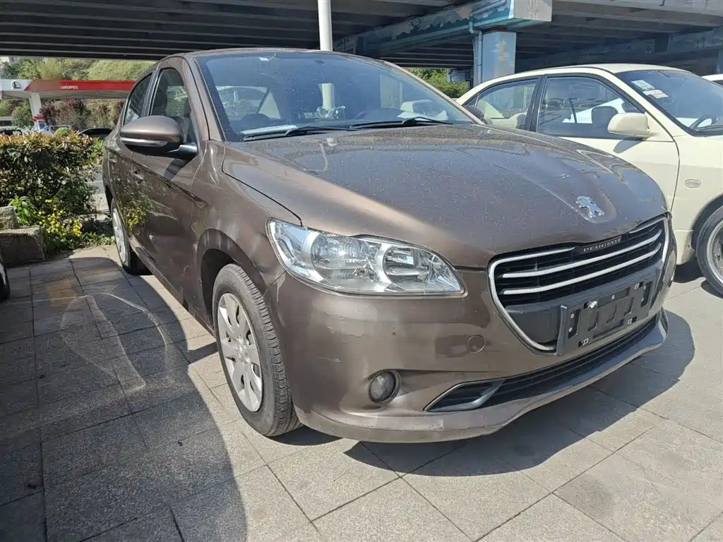 Peugeot 301 1.6 L Manual Comfort