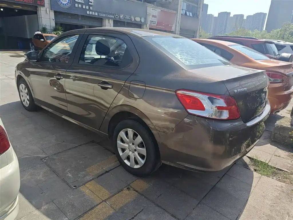 Peugeot 301 1.6 L Manual Comfort