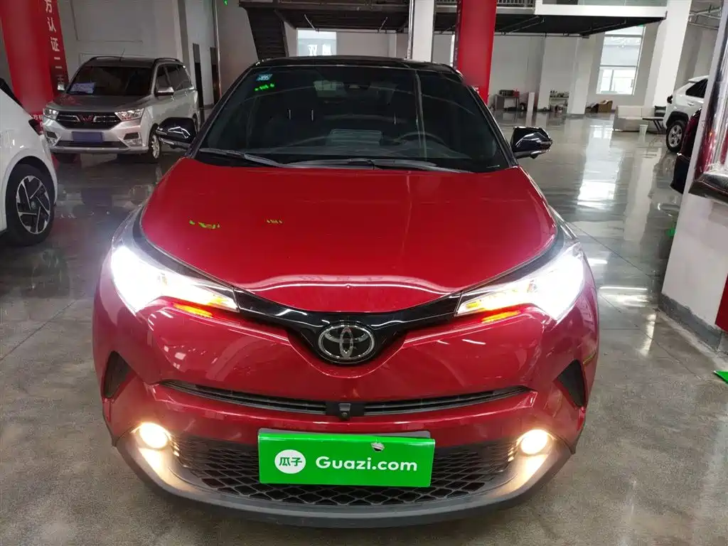 Toyota C-HR 2.0 L Leading