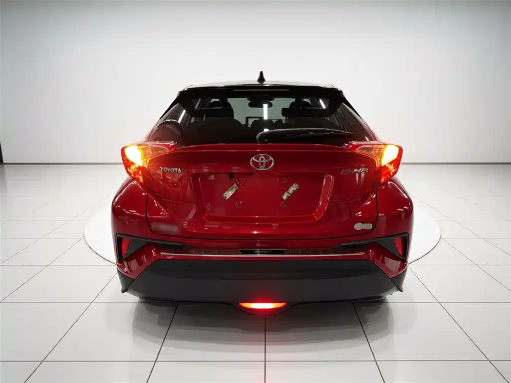 Toyota C-HR 2.0 L Leading