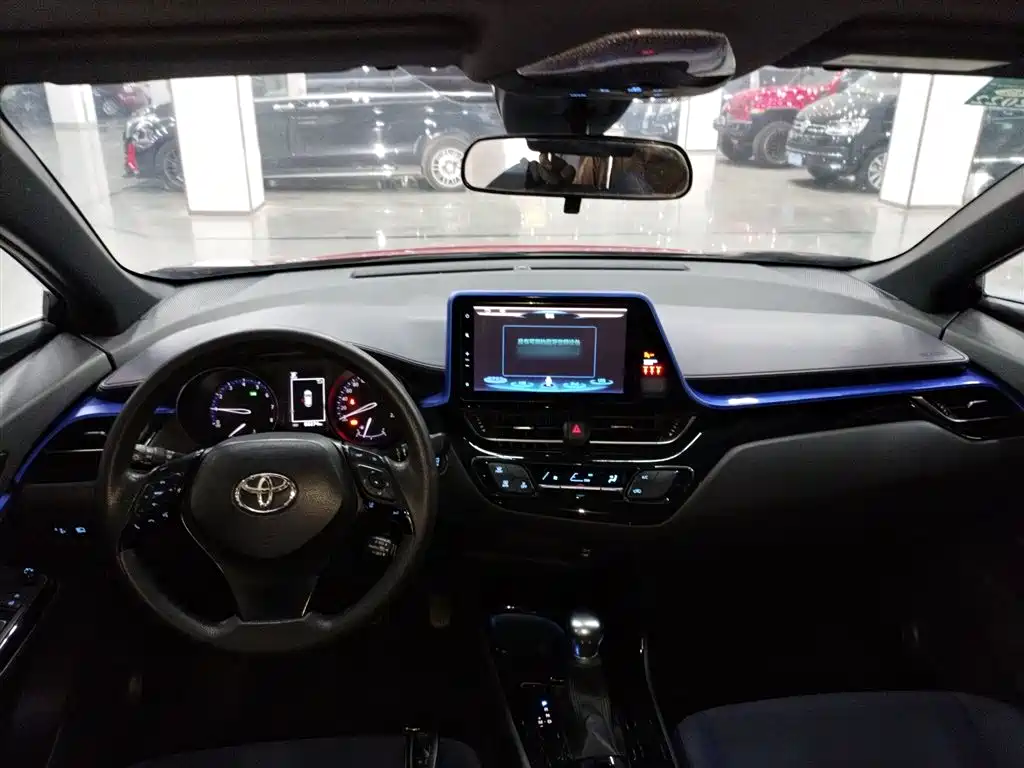 Toyota C-HR 2.0 L Leading