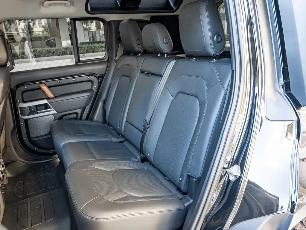 Land Rover Defender 110 P400 Dark Special Edition