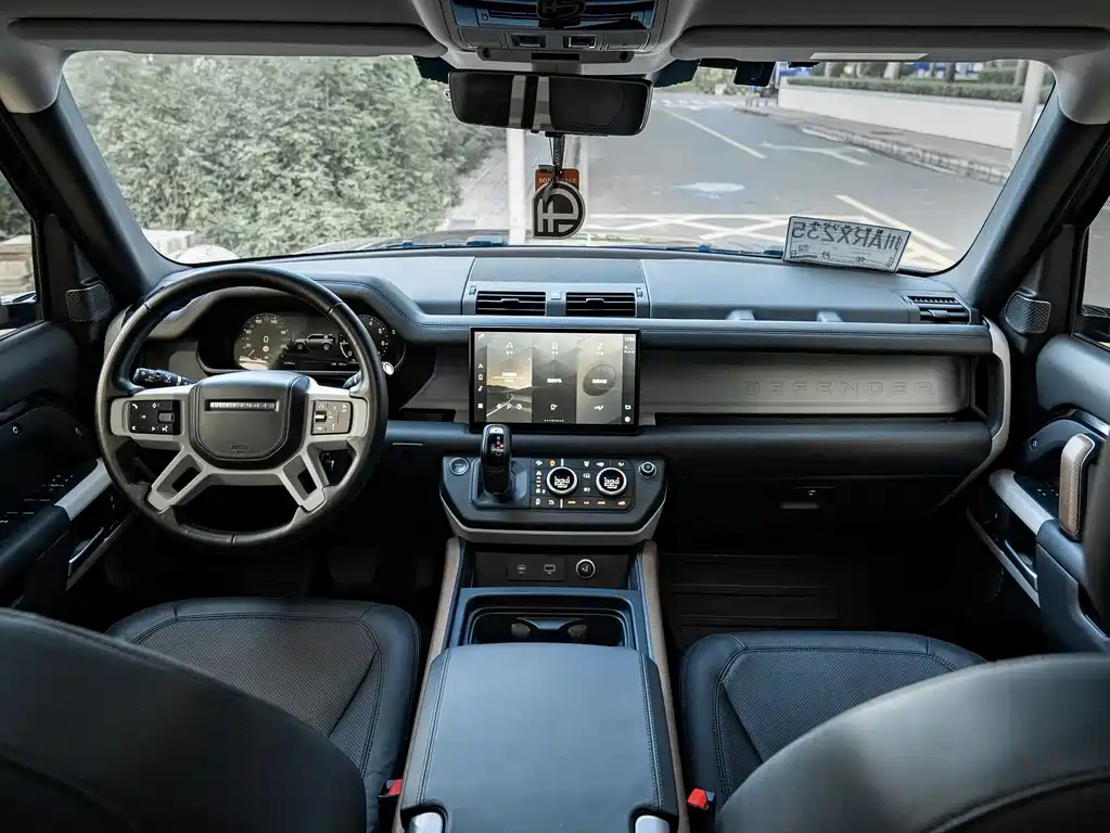 Land Rover Defender 110 P400 Dark Special Edition