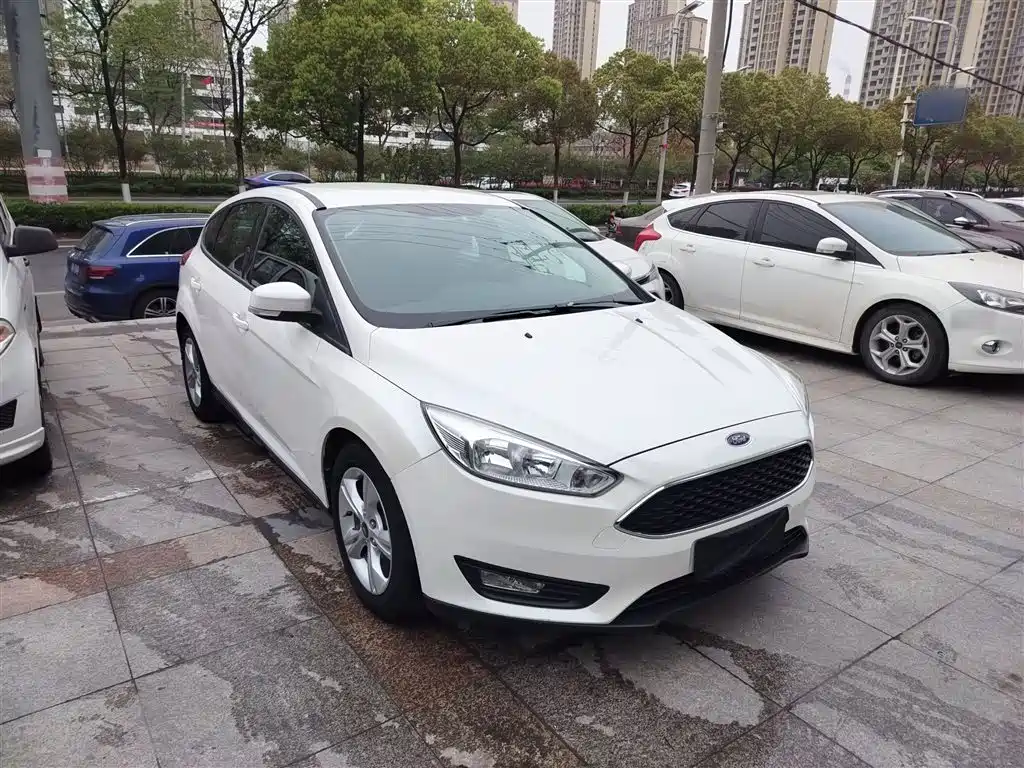 Focus Hatchback 1.6 L Auto Comfort Smart Travel